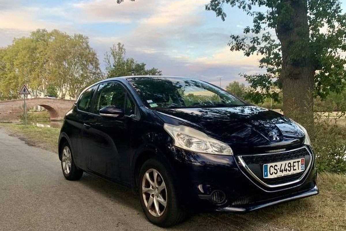 Location Peugeot 208 — RentSmart Paris / Saint-Ouen